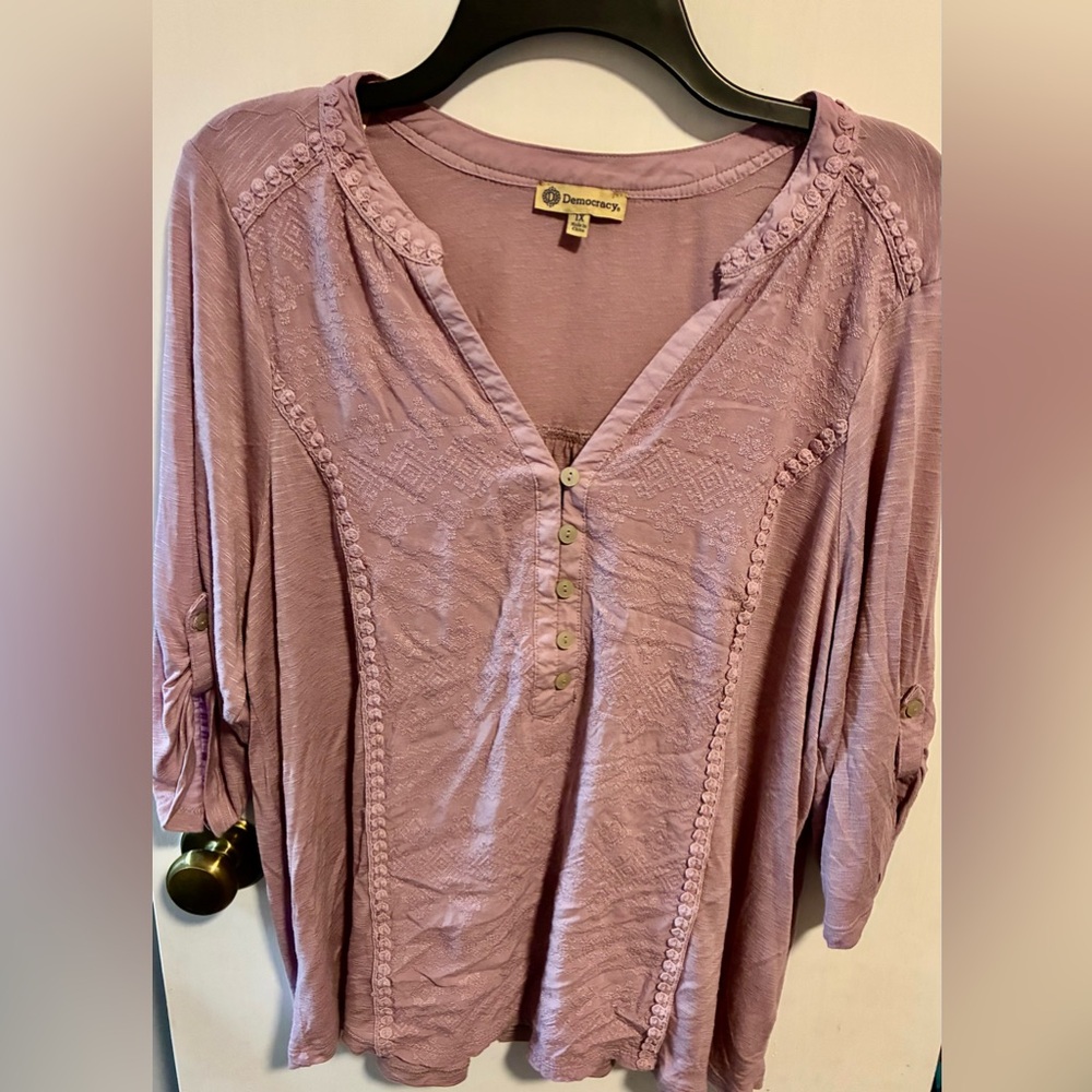 Democracy Lavender Button Embroidered V-Neck 3/4 Roll Tab Blouse 1X Women